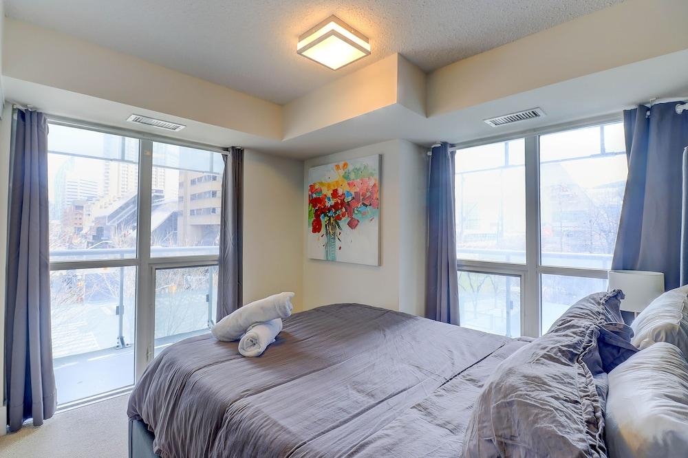 PlanURstay  - 300 Front Street West