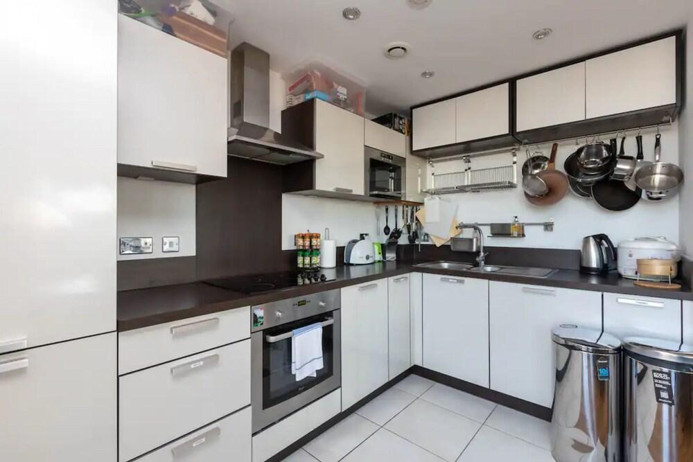Stylish 2 Bedroom Flat in Canada Water