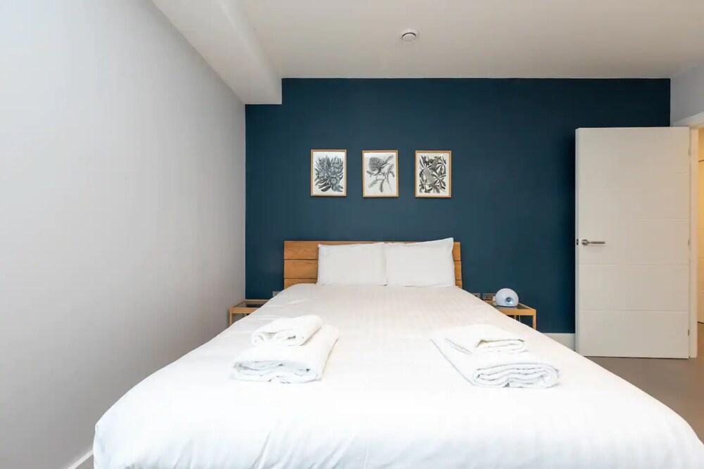 Modern Family Friendly 2 Bedroom Flat in Hackney Wick