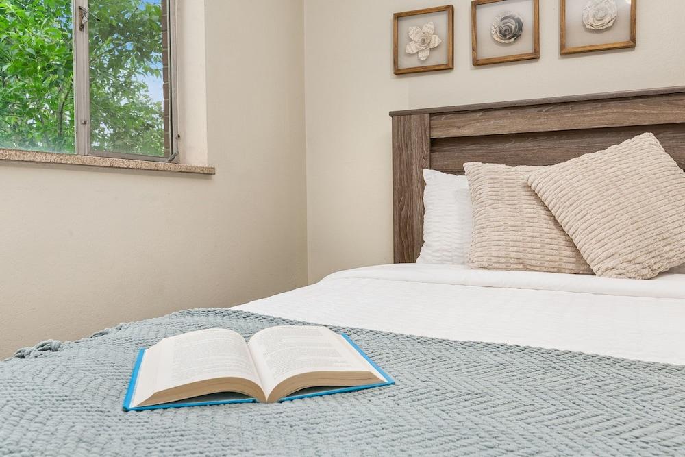 Azure Suite Walkable Old Town Condo w/ Park View