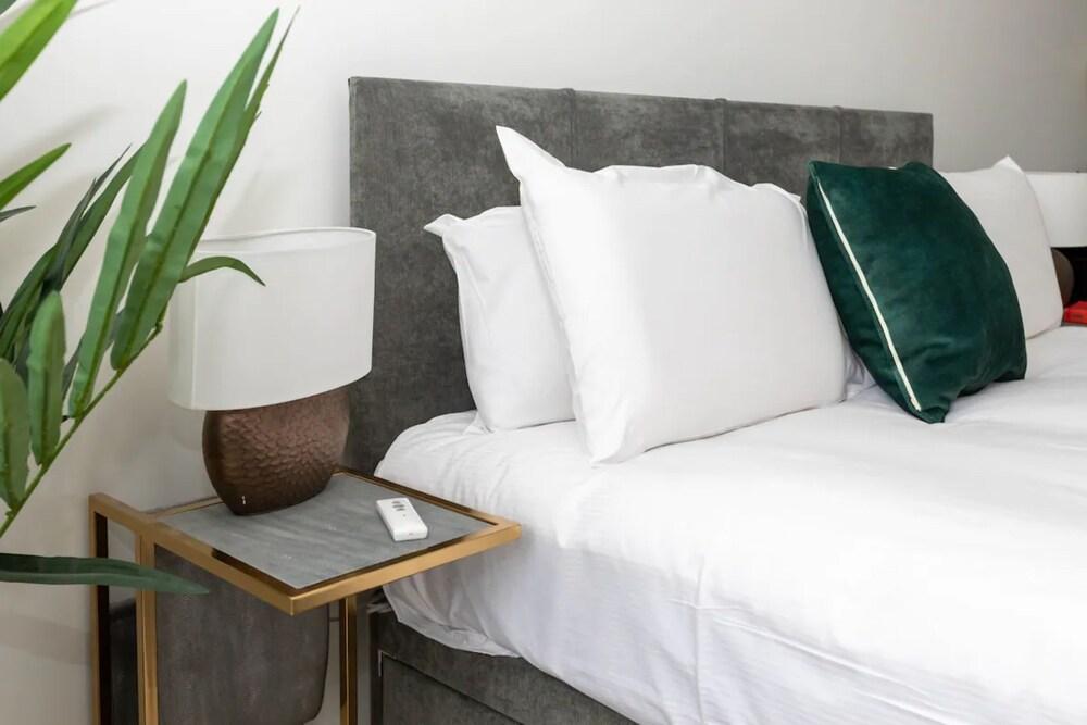 Tranquil & Stylish 1 Bedroom Flat With Private Balcony