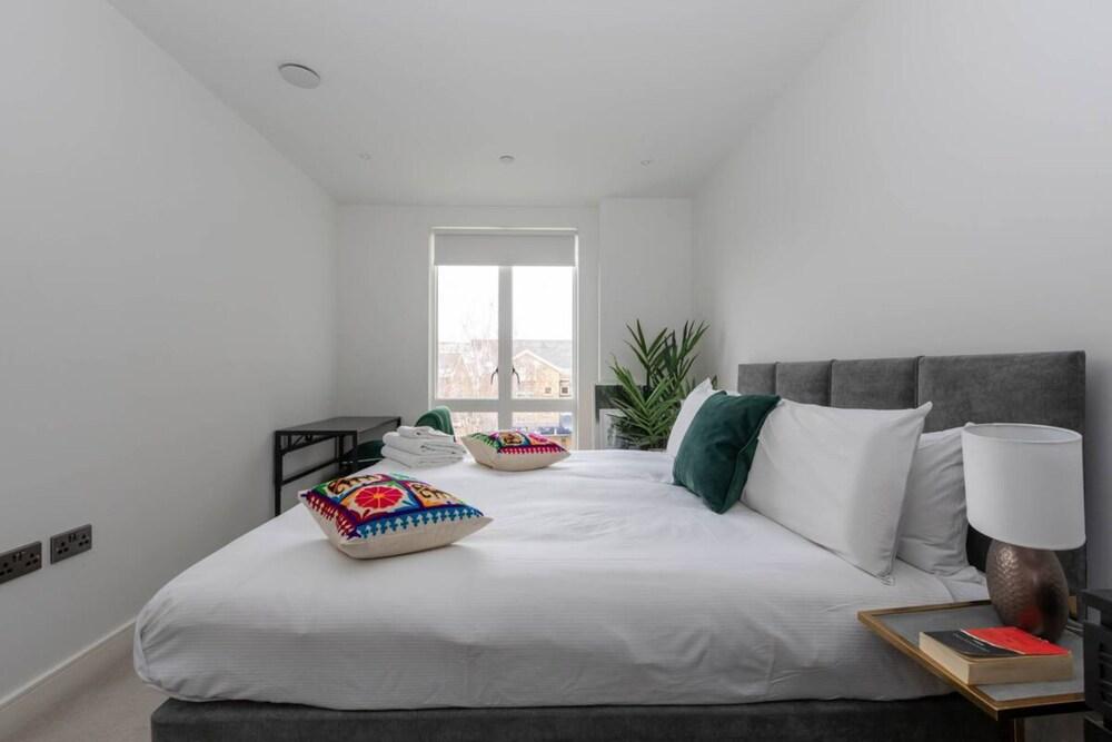 Tranquil & Stylish 1 Bedroom Flat With Private Balcony