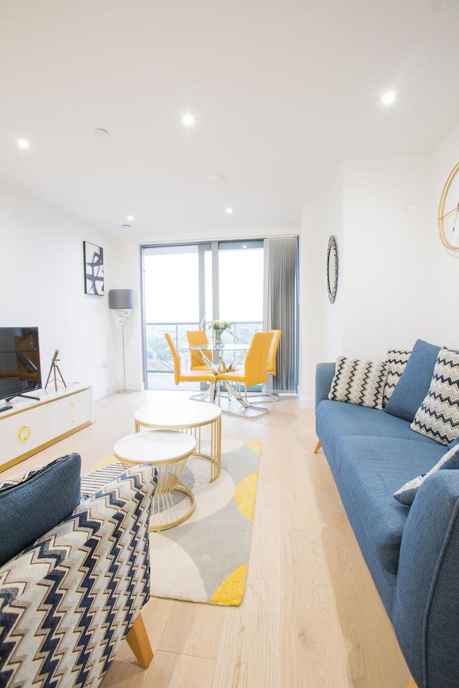 Canary Views One Bed and Bath Apartment