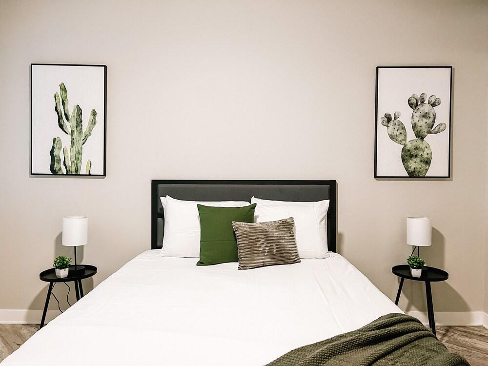 FRONTDESK Montreux Apts Northeast Phoenix