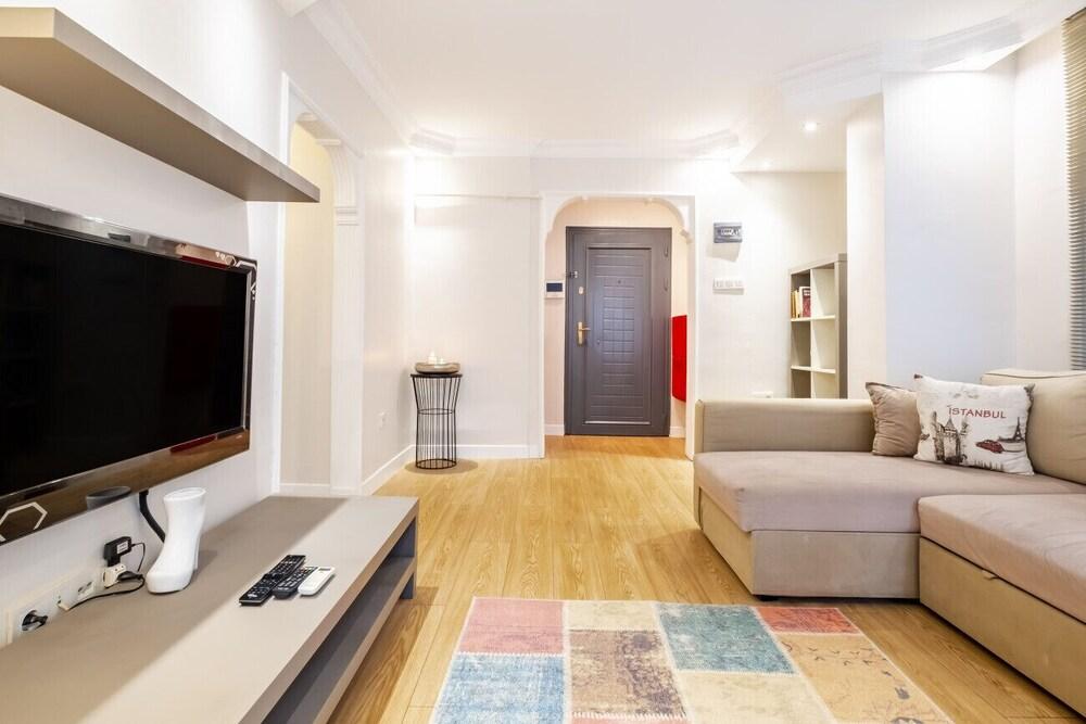 Vibrant Flat Close to Zorlu Center With Backyard