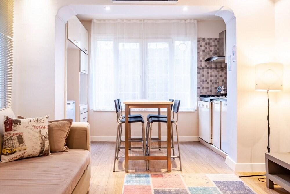 Vibrant Flat Close to Zorlu Center With Backyard