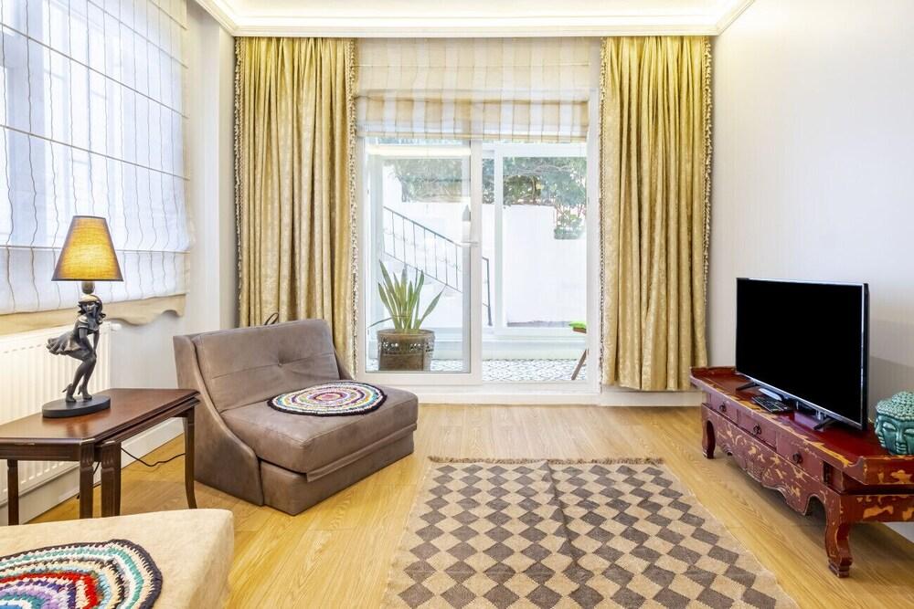Central Flat With Backyard in Besiktas