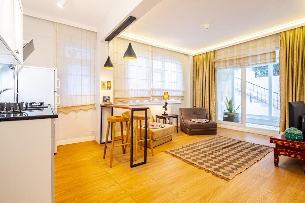 Central Flat With Backyard in Besiktas