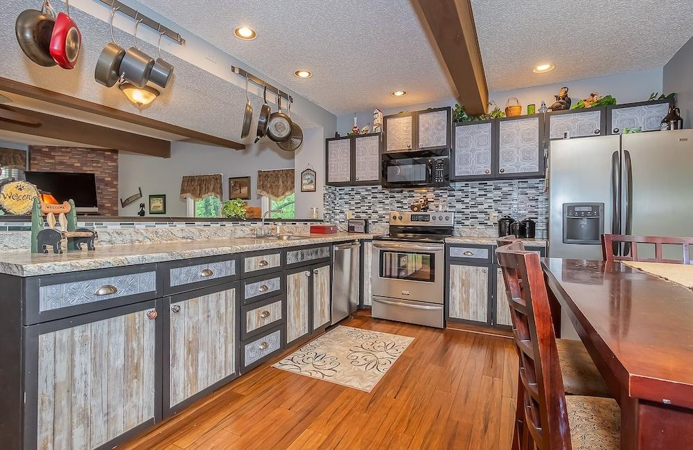 Beary Relaxing by Taylor Made Deep Creek