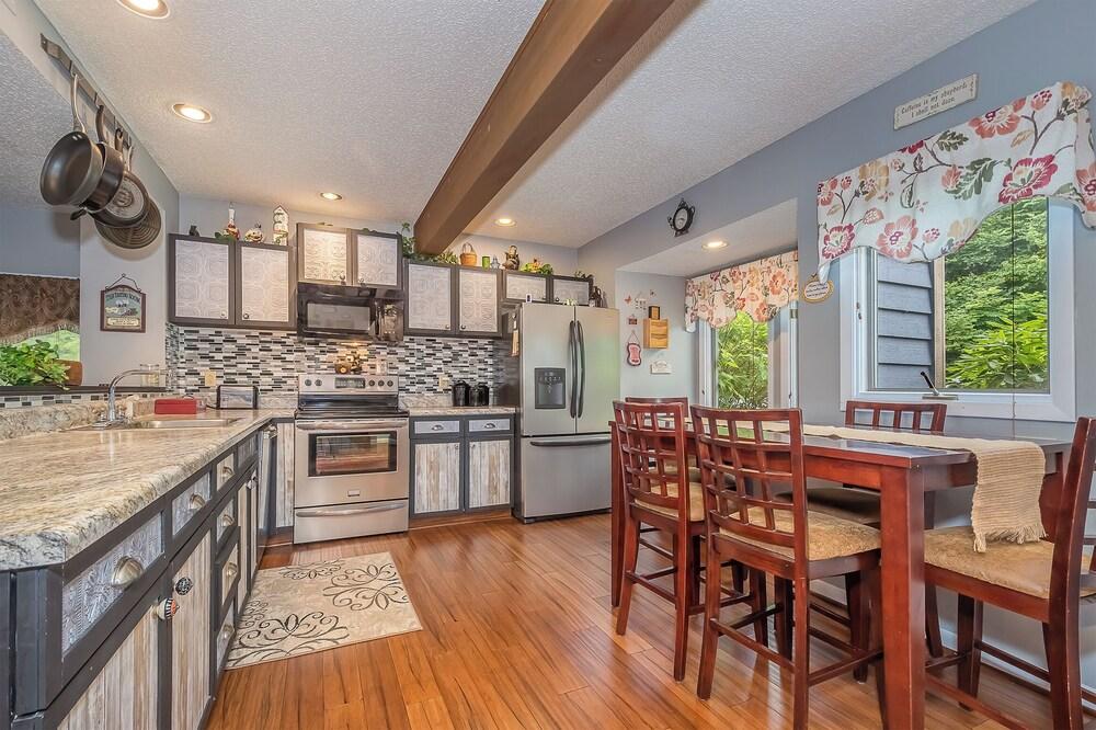 Beary Relaxing by Taylor Made Deep Creek