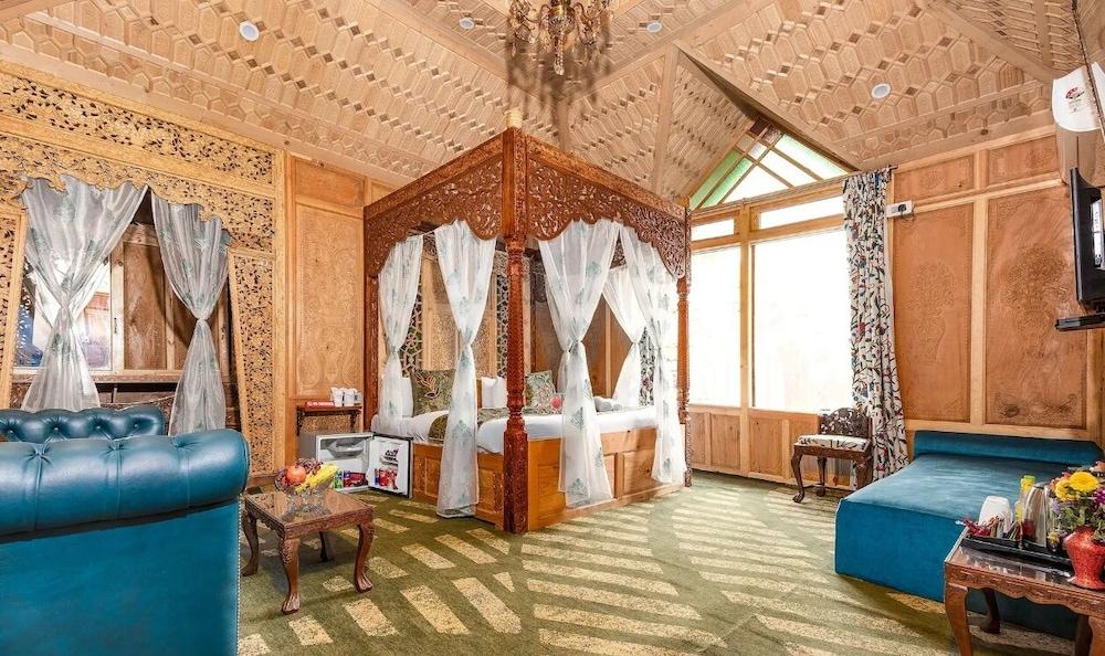 Prince of Kashmir Luxury Houseboat