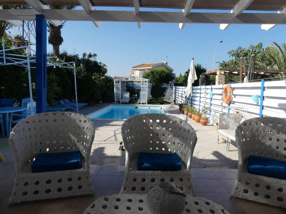 2bed Villa - Private Pool - Steps From the Beach!