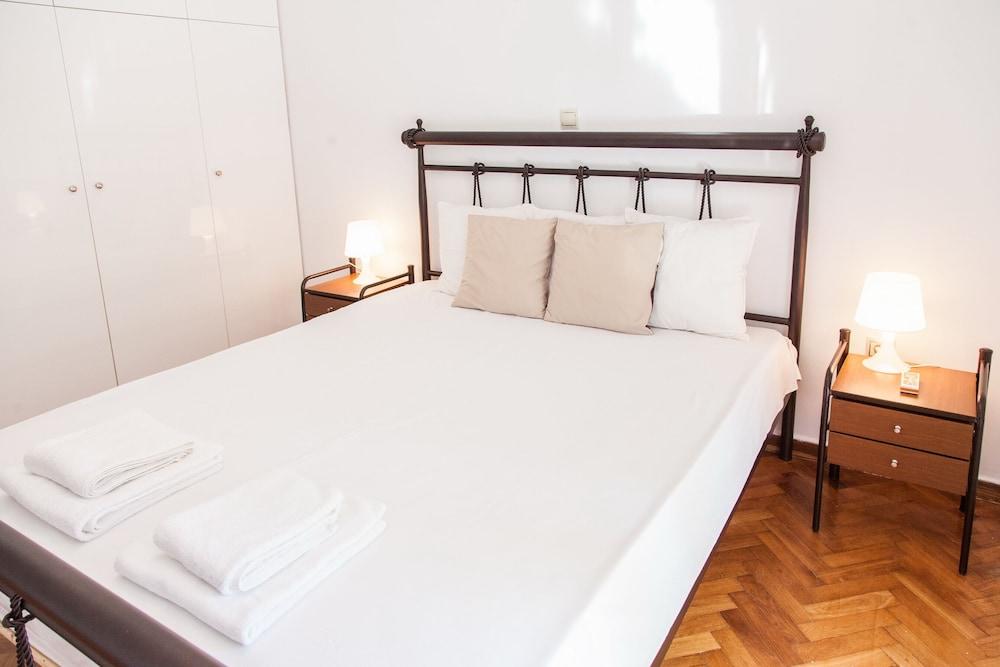 Beautiful new decorated apt in Athens