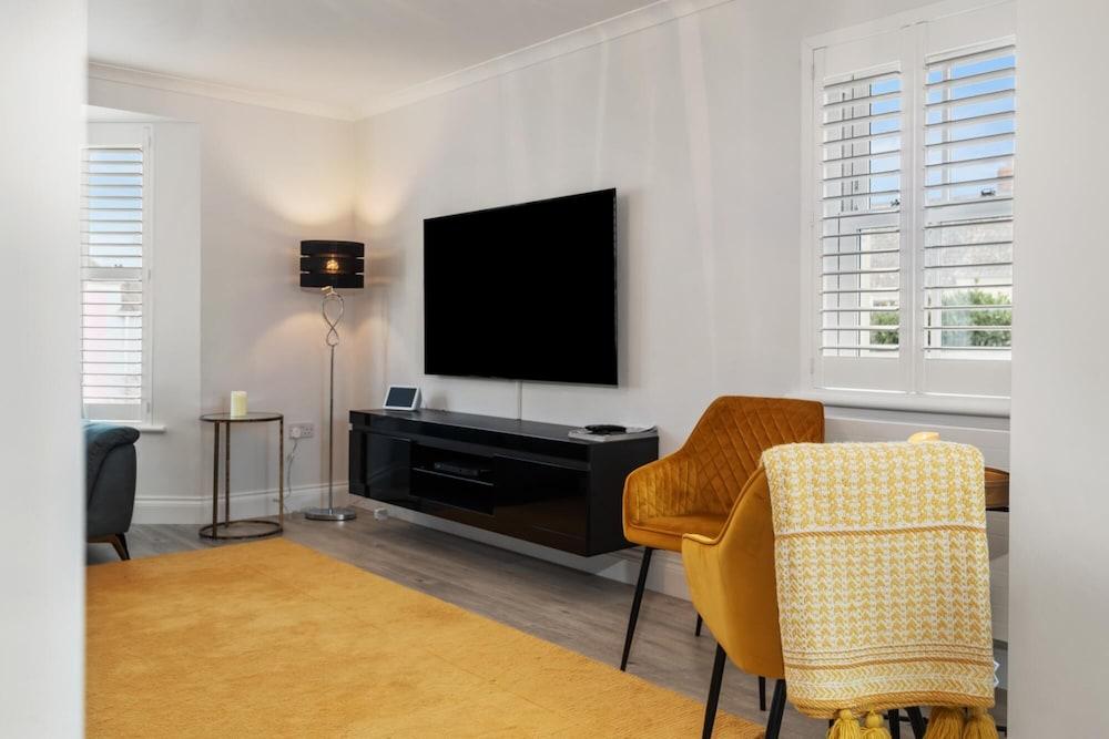 Cottage Mews - Seaside Cottage Parking Terrace