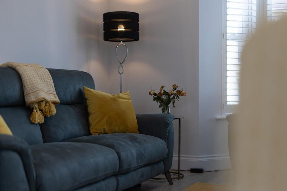 Cottage Mews - Seaside Cottage Parking Terrace