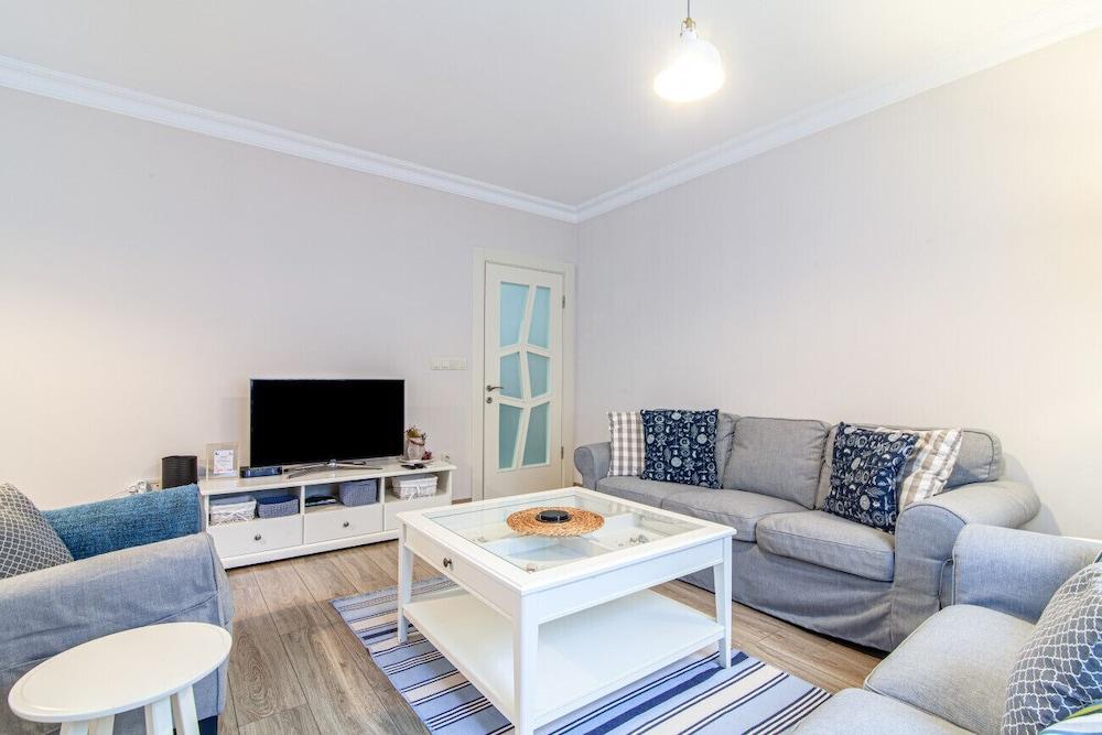 Vibrant and Central Flat With Balcony in Maltepe