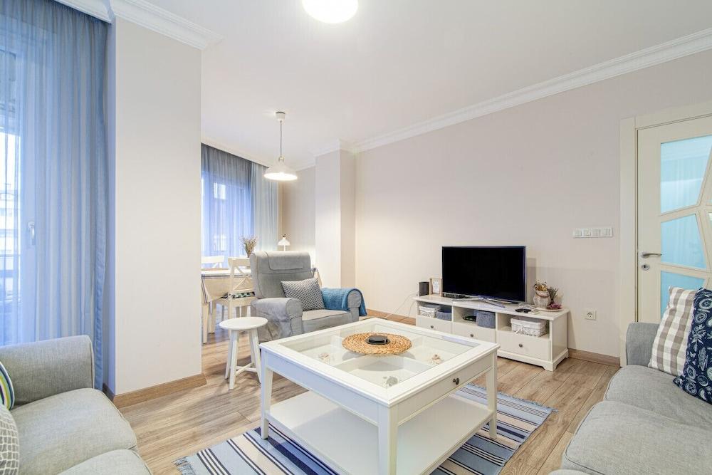 Vibrant and Central Flat With Balcony in Maltepe