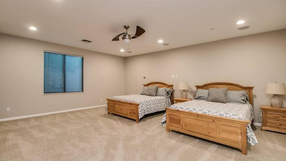 Luxe 4 Bdrm W/pool and Spa on Golf Course Lot!