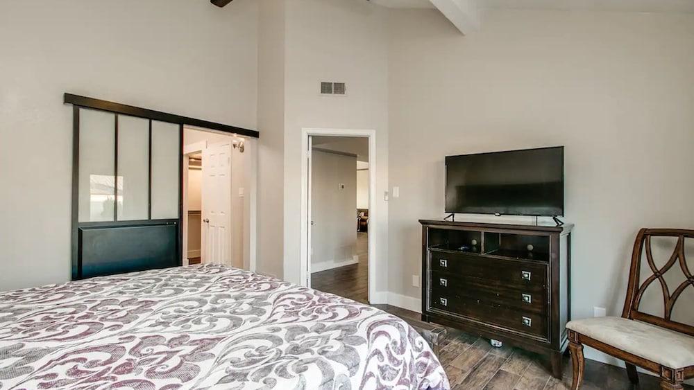 Spectacular Hilltop Home W/resort Like Backyard!