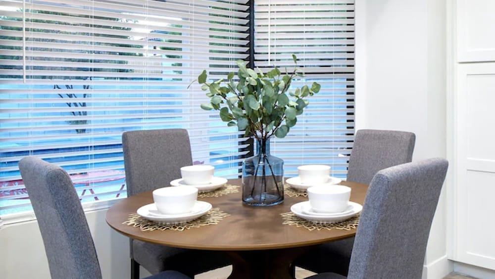 Beautiful 5-bdrm Vacation Home W/heated Pool !