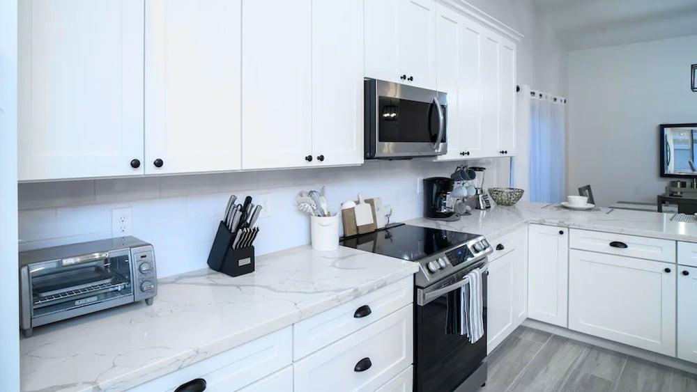 Beautiful 5-bdrm Vacation Home W/heated Pool !