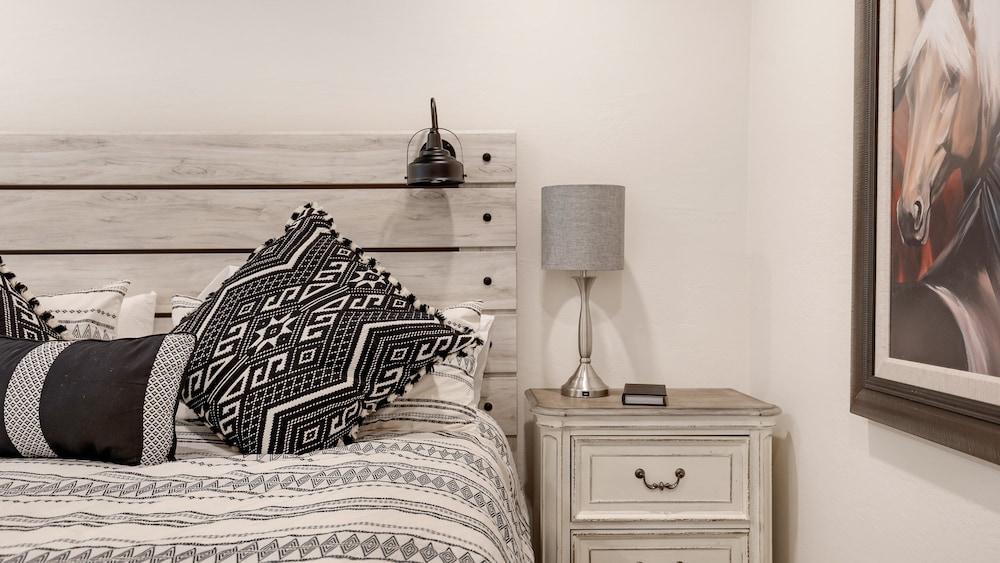 Luxe Central Scottsdale 4 Bdrm w/ Backyard Oasis!