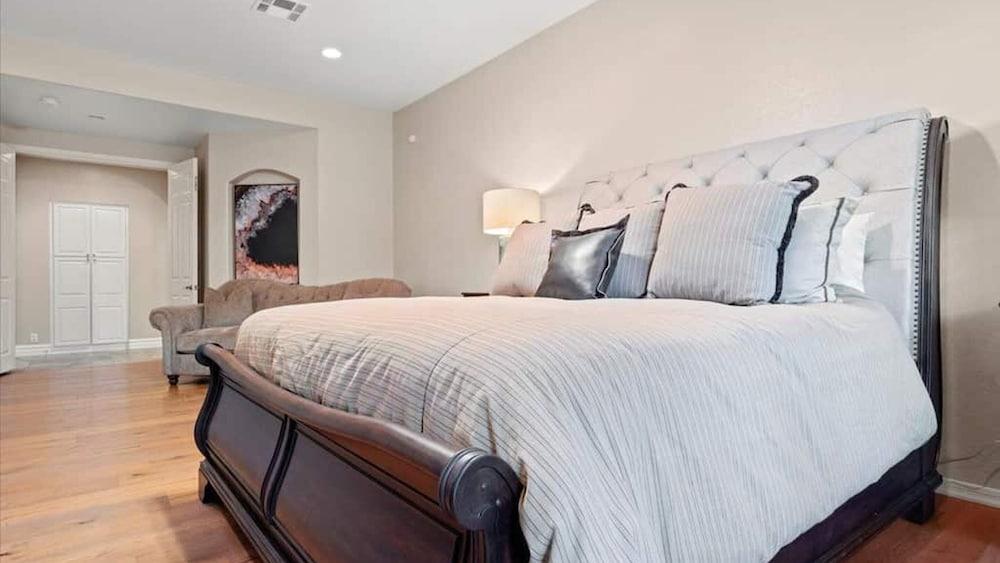 Massive North Scottsdale 6 Bdrm w/ Oasis Backyard!