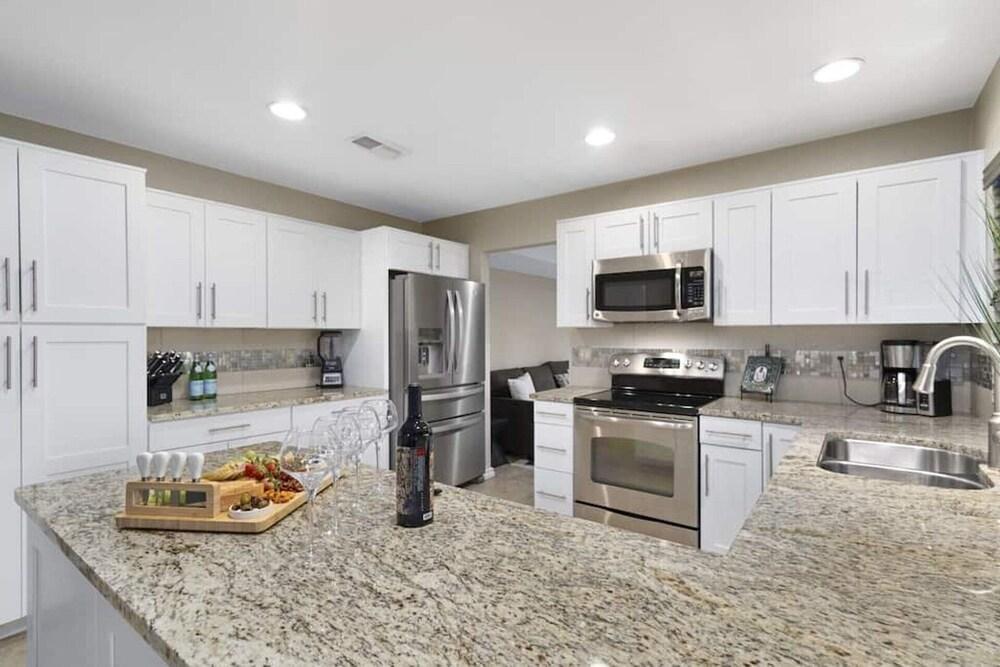 Entertainers Dream! 4 Bdrm / HTD Pool/ Games!