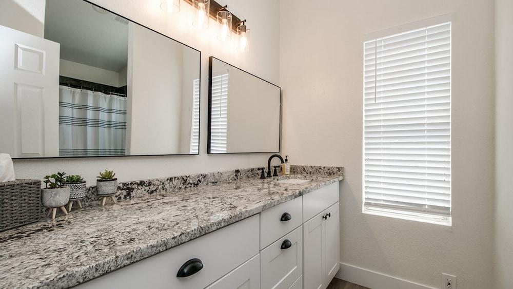 Upgraded 4-bdrm Beautiful Home W/pool!