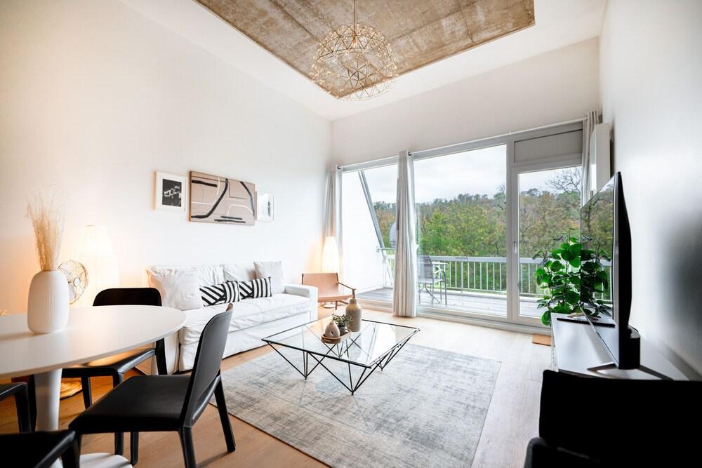 Designer 1BR Apartment with Pool & Prkg