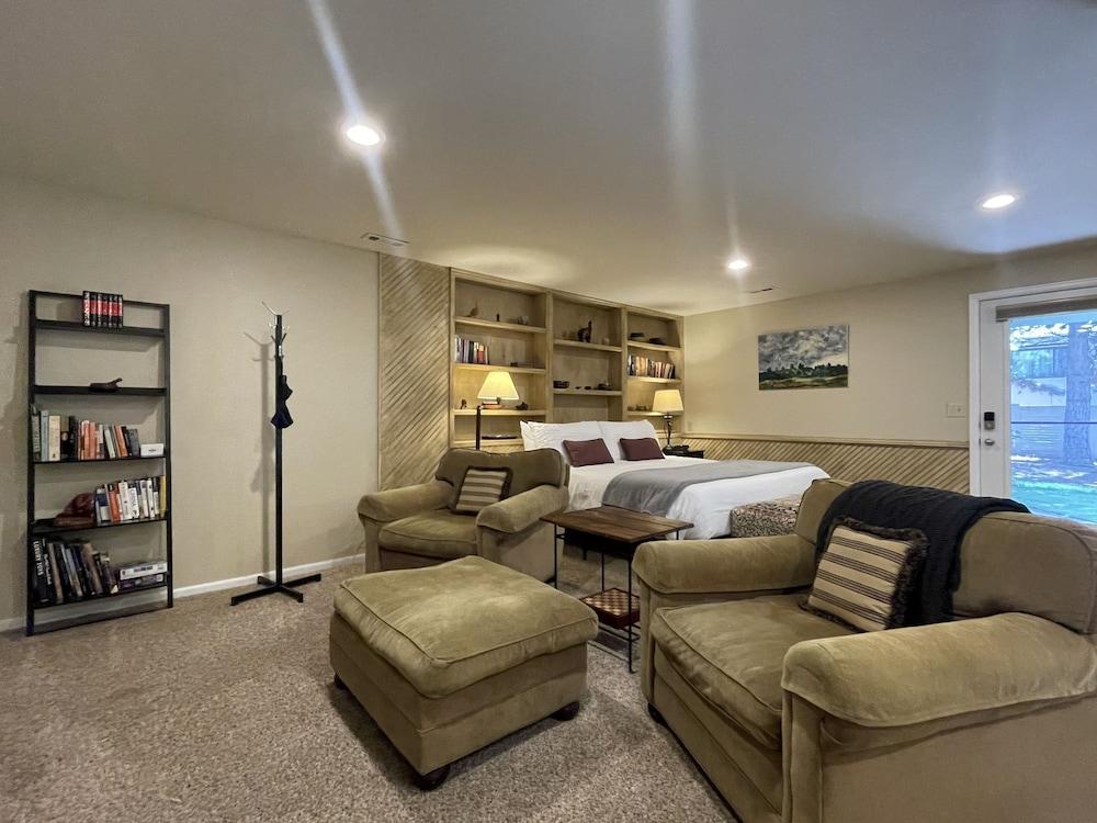 Couples Retreat With Hot Tub, Sauna and Steam Room