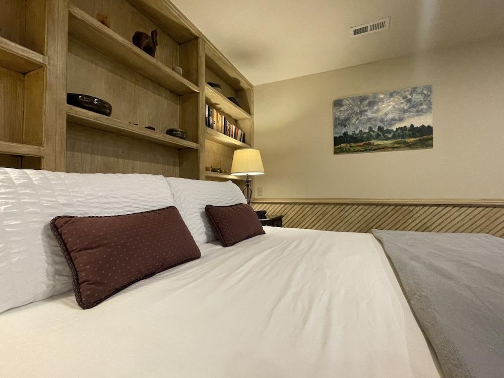 Couples Retreat With Hot Tub, Sauna and Steam Room