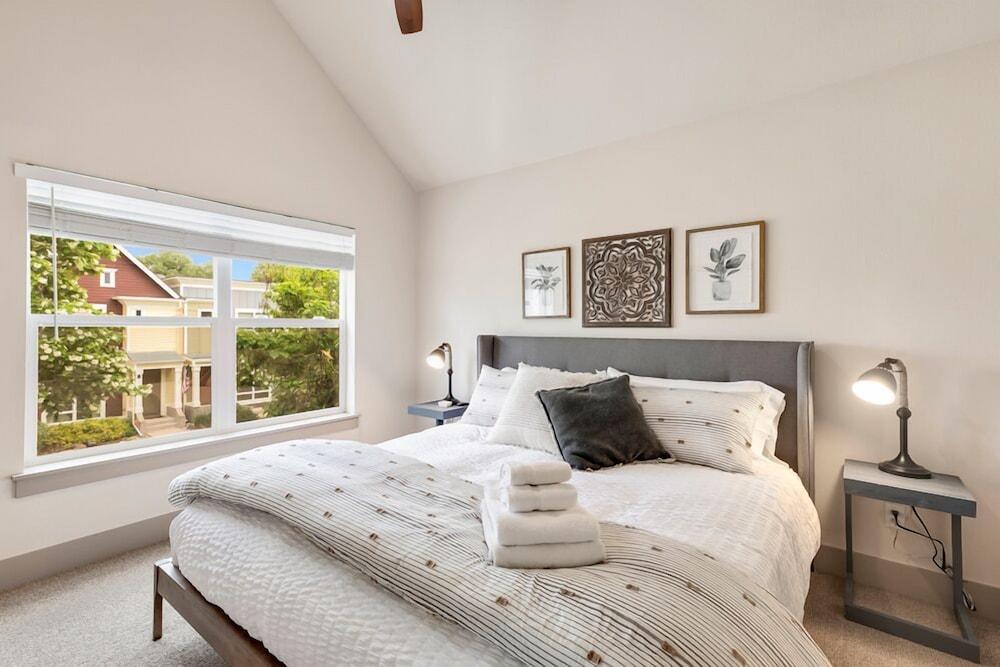 Hip Old Town North Gem! Near Breweries and River!