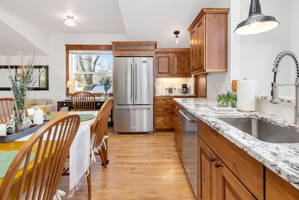 The Beautiful Bear’s Den! Walk to Old Town & CSU!