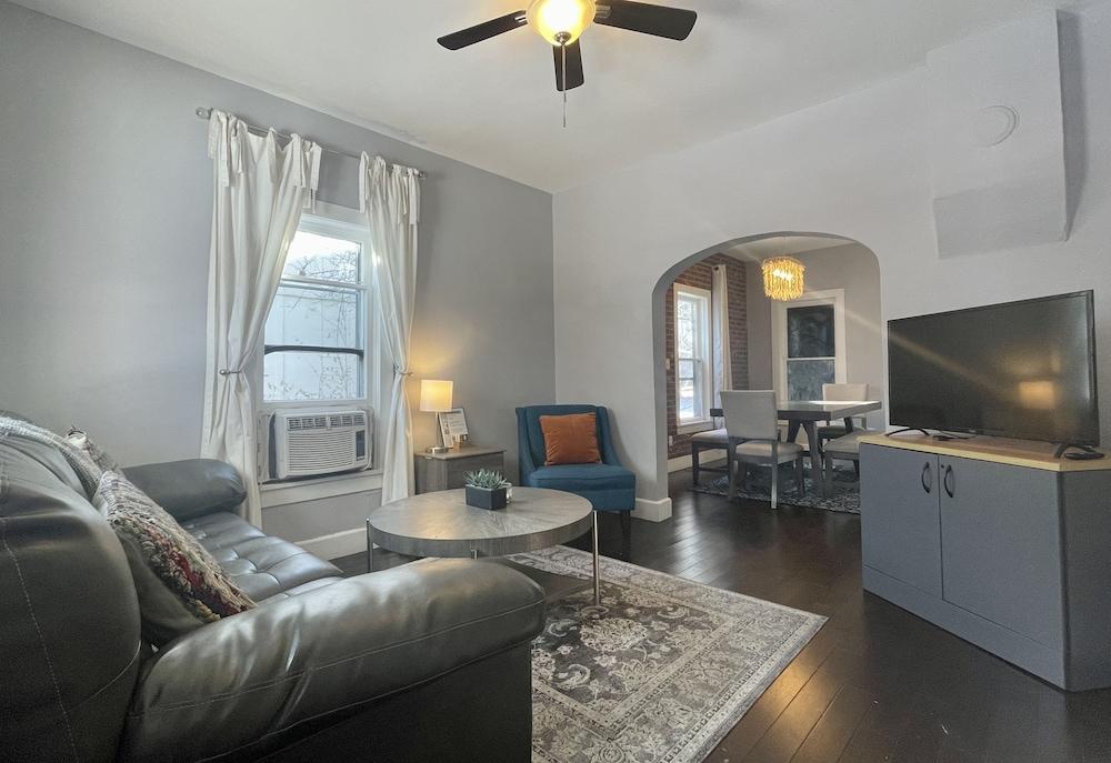 The Cottage! Chic Bungalow Near Old Town Square!