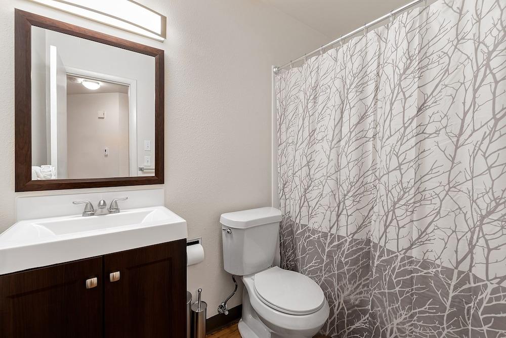 Stylish Getaway W/ Designer Touches - Free Bikes