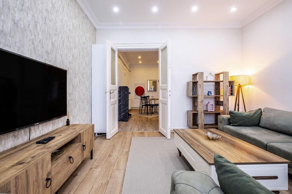 Flat With Bosphorus View and Terrace in Beyoglu