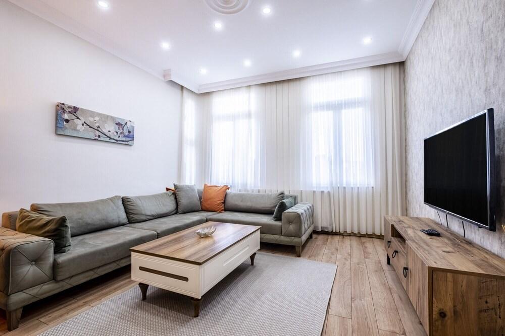 Flat With Bosphorus View and Terrace in Beyoglu