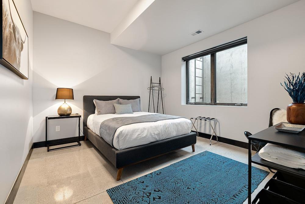 Relaxing in Paradise W Private Roof Top Deck!!