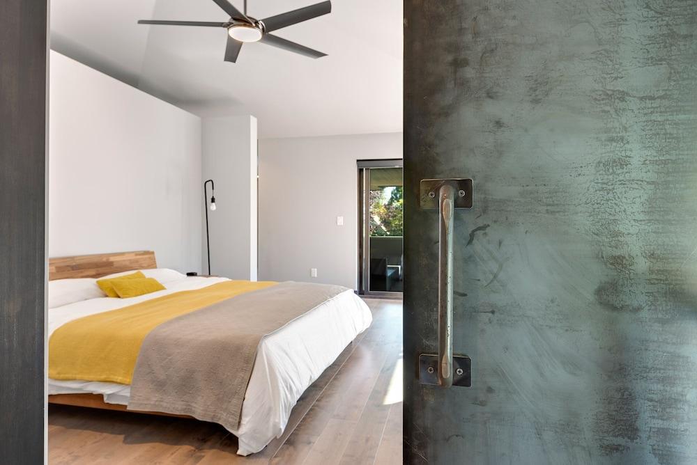 Relaxing in Paradise W Private Roof Top Deck!!