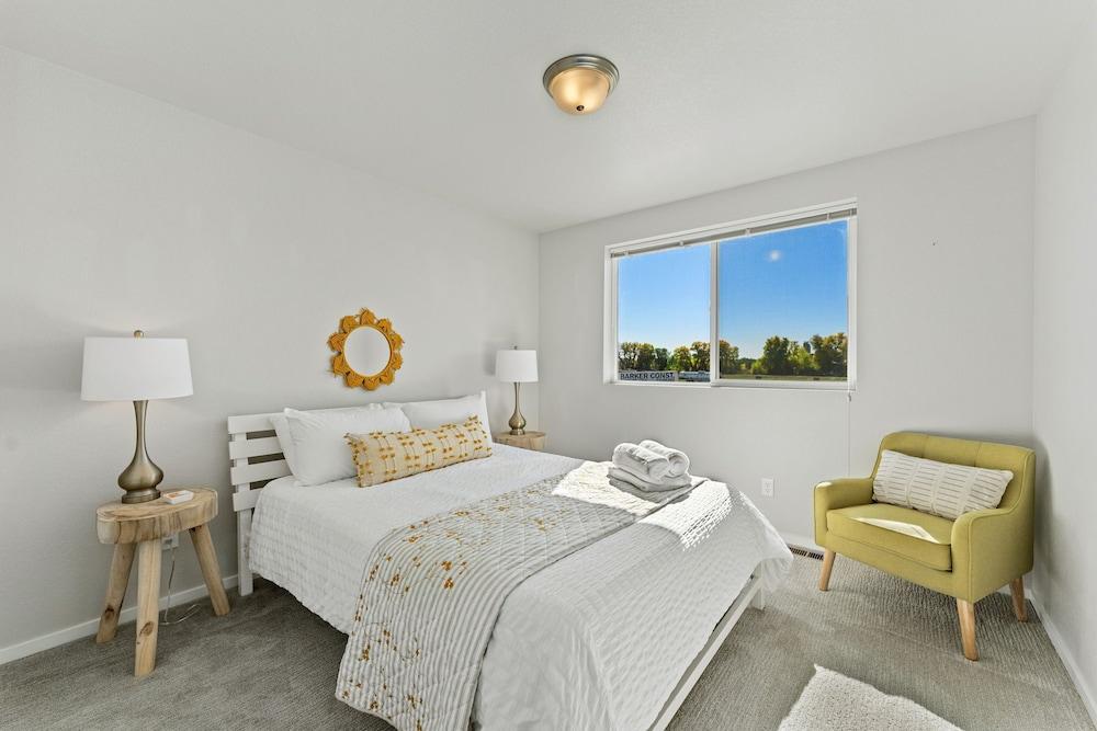 First Class Stylish Townhome Near Old Town!