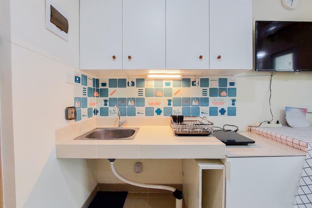 Fancy And Strategic Studio Apartment At B Residence