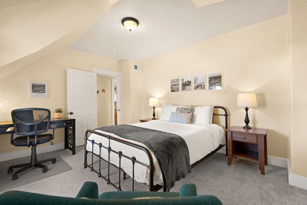 Cozy Victorian Cottage in the Heart of Old Town!