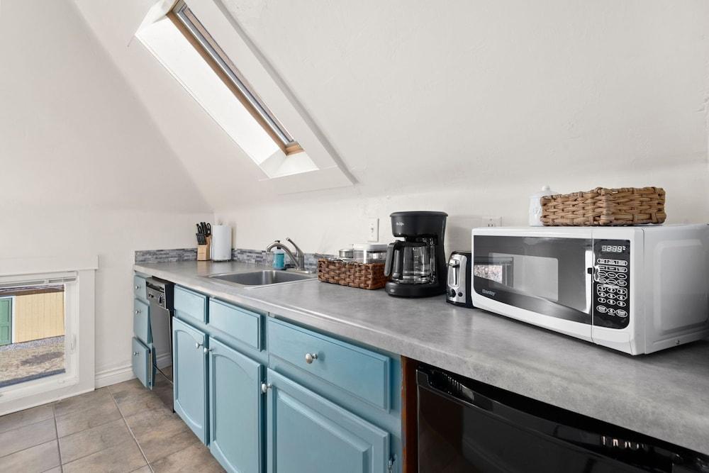 Cozy Victorian Cottage in the Heart of Old Town!