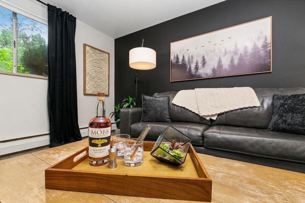 Caviar Suite, Moody Retreat by Old Town Square