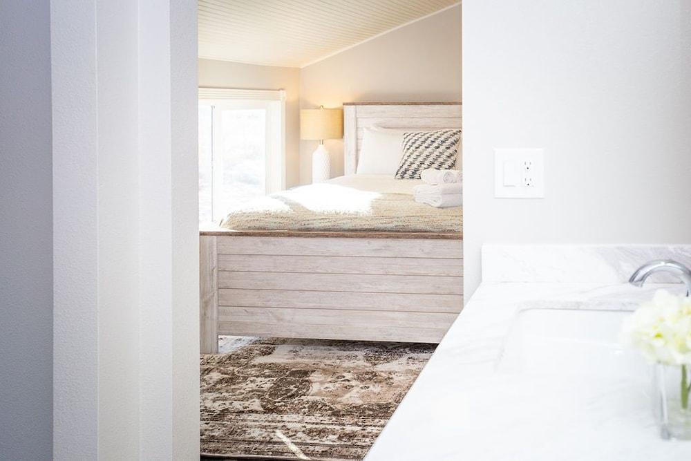 Couples Getaway | Walk to Unc | Free Cruiser Bikes