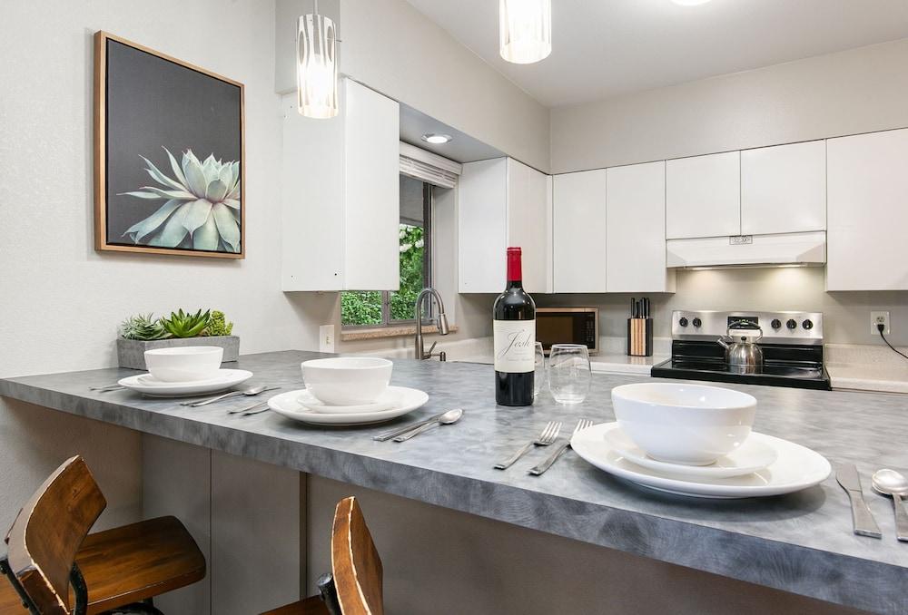 Butterscotch Suite Old Town Stay with Sunny Style