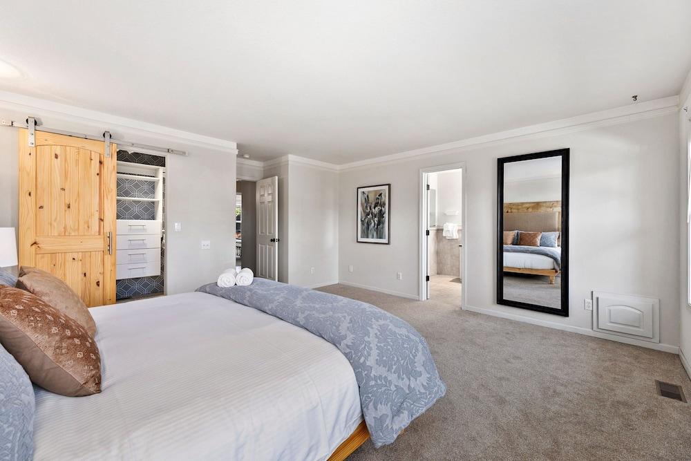 Scandinavian Chic – Hot Tub, Bikes and Lake Life!