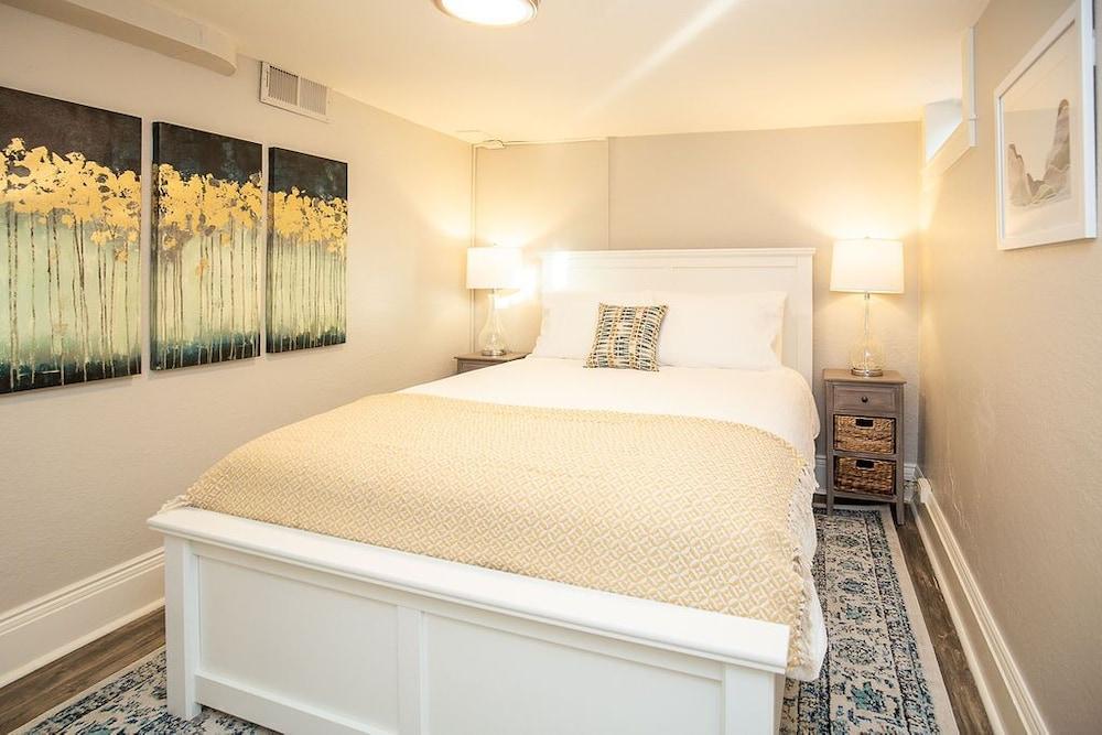 Cozy Retreat | Walk to Unc | Free Cruiser Bikes