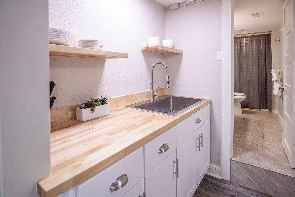 Cozy Retreat | Walk to Unc | Free Cruiser Bikes